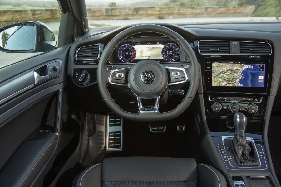 Панель приборов Volkswagen Golf GTD 3-Door 2017 года  (WW) (фото 9 из 11)